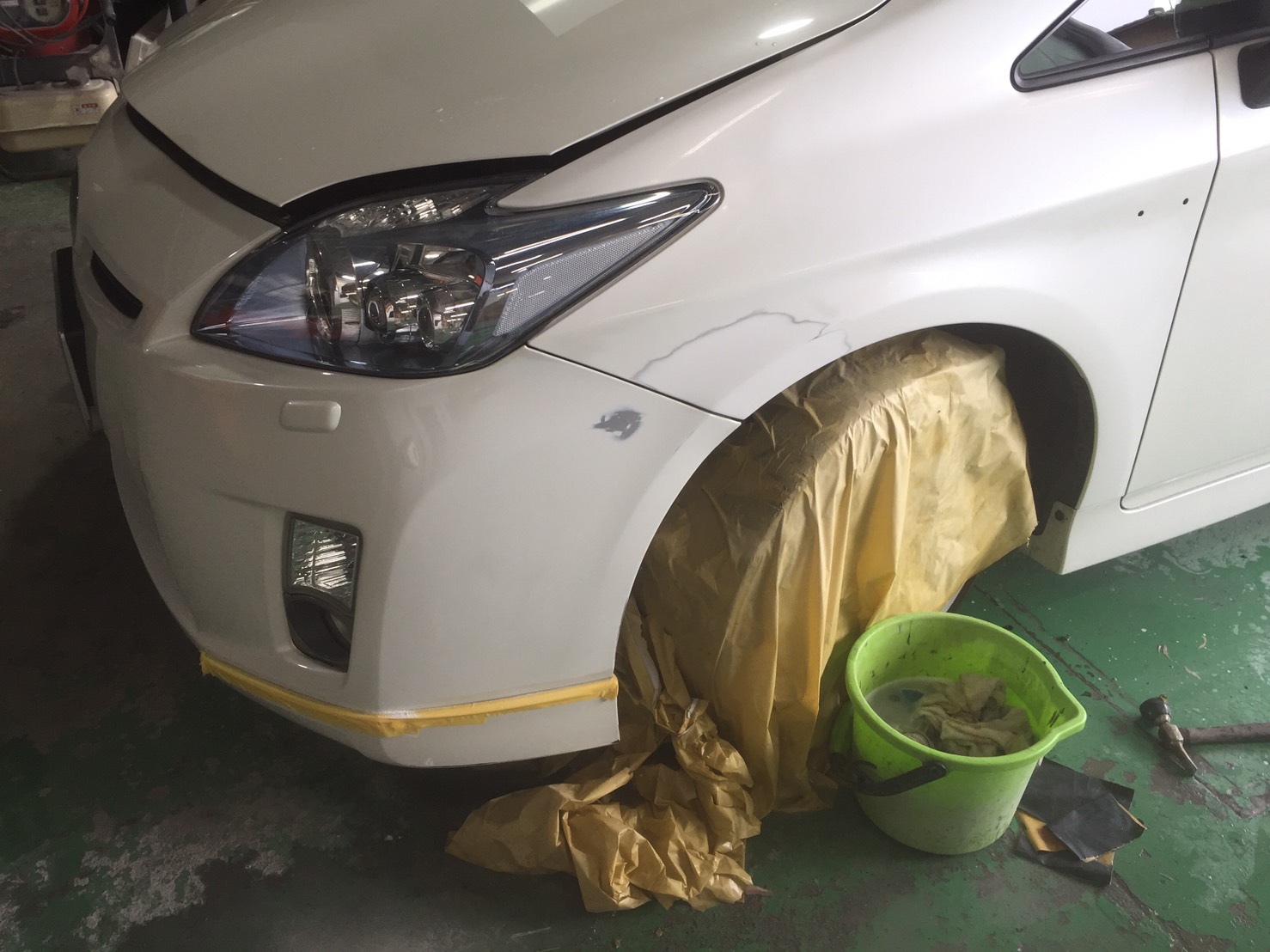 トヨタプリウスのフロントバンパー修理 京都市山科区の車のヘコミ キズ板金修理 H N K